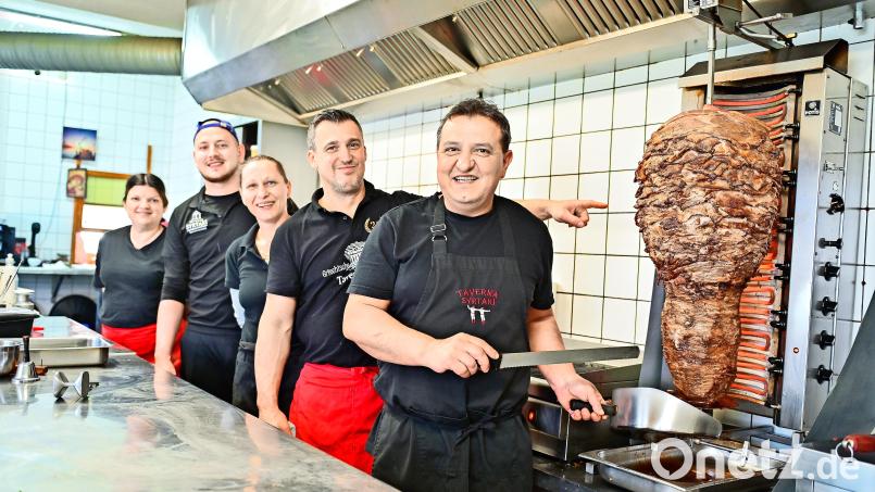 Das Gyros, das Jani Georgoulas (rechts) mit seinem Küchenteam zubereitet, gehört zu den Spezialitäten in der Taverne „Syrtaki“ im ASV-Vereinsheim in Wunsiedel. Bild: Florian Miedl