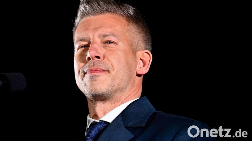 Ungarns künftiger Regierungschef Magyar will nach dem Amtsantritt die Propaganda-Maschinerie der Staatsmedien abstellen. (Archivbild) Bild: Denes Erdos/AP/dpa