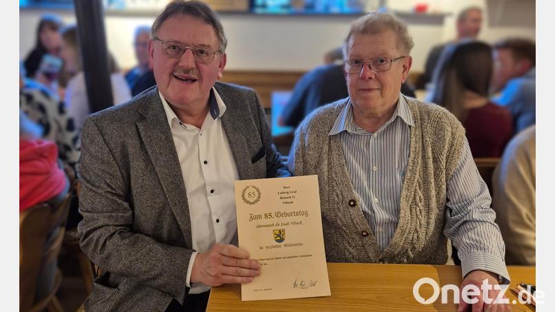 An seinem 85. Geburtstag erhielt Ludwig Graf (rechts) eine Urkunde von Bürgermeister Hans-Martin Schertl. Bild: Stefanie Gradl
