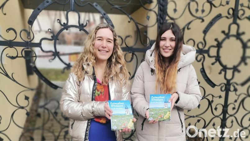 Katharina Gierlach (links) und Susanne Hutzler stellen die ersten Exemplare der Festschrift vor. Sie haben viel ehrenamtliche Arbeit in die 240-seitige Broschüre gesteckt. Bild: amö