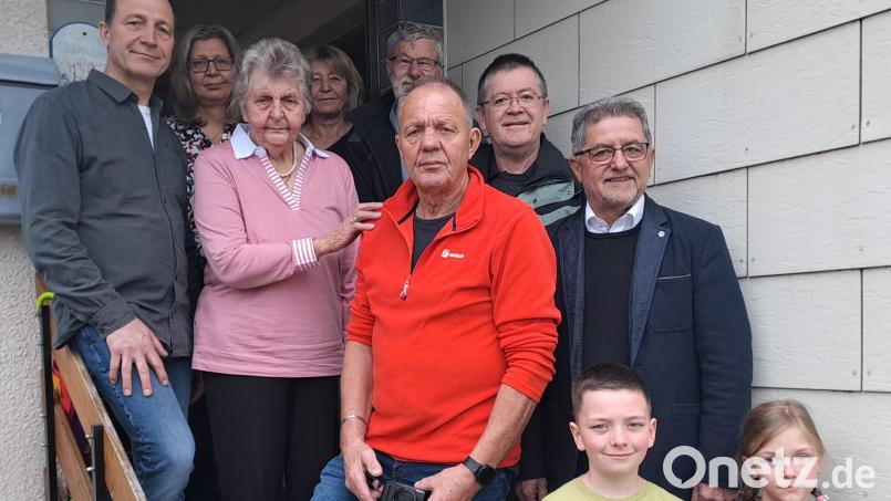 Gretl Pscherer (Dritte von links) feierte im Familienkreis 90. Geburtstag. Ihr gratulierten unter anderem (von links) 
Sohn Ulrich, Tochter Elke, Tochter Marion, Kirchenpfleger Manfred Prechtl, Sohn Peter, Pfarrer Ferdinand Weinberger, Franz Tauber sowie zwei Urenkel der Jubilarin. Bild: gis