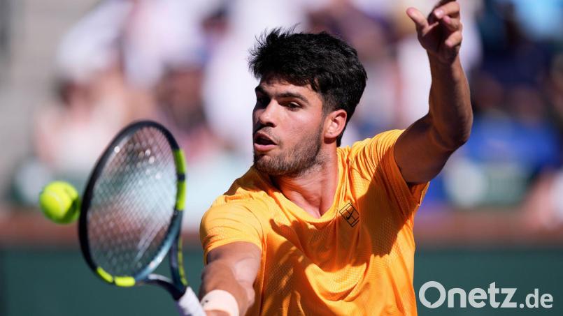 Muss verletzt bei seinem Heimturnier aufgeben: Carlos Alcaraz. Bild: Mark J. Terrill/AP/dpa