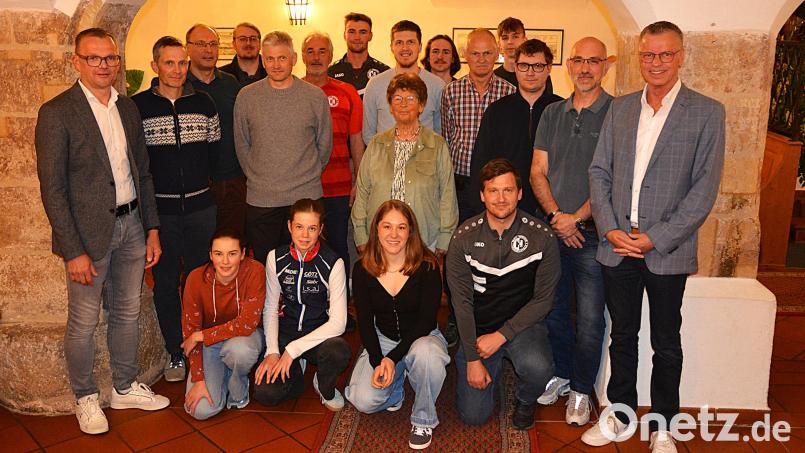 Alle anwesenden Sportlerinnen und Sportler nach der Ehrung zusammen mit Bürgermeister Hermann Falk (rechts) und seinem Stellvertreter Hermann Gebhard (links). Bild: fdl