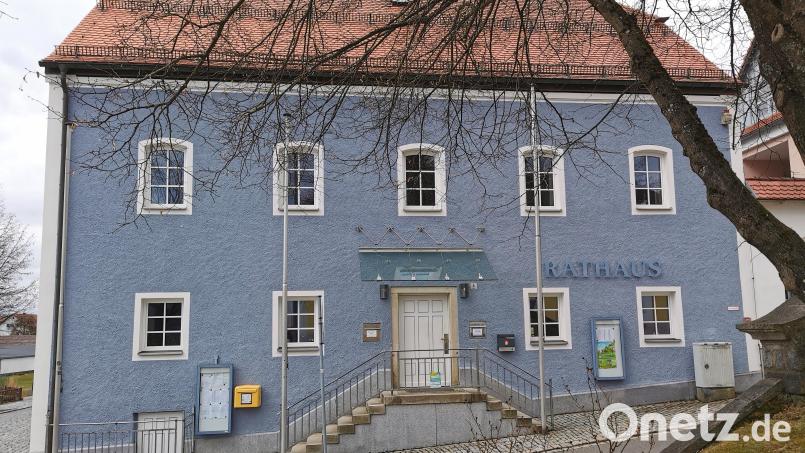 Das Rathaus in Dieterskirchen beherbergt im Erdgeschoss ein kleines Therapiezentrum: Rechts hat die neue Ergotherapie-Praxis von Selina Präßl eröffnet, links gibt es seit 2022 die Physiotherapie von Matthias Biebl. Bild: Portner