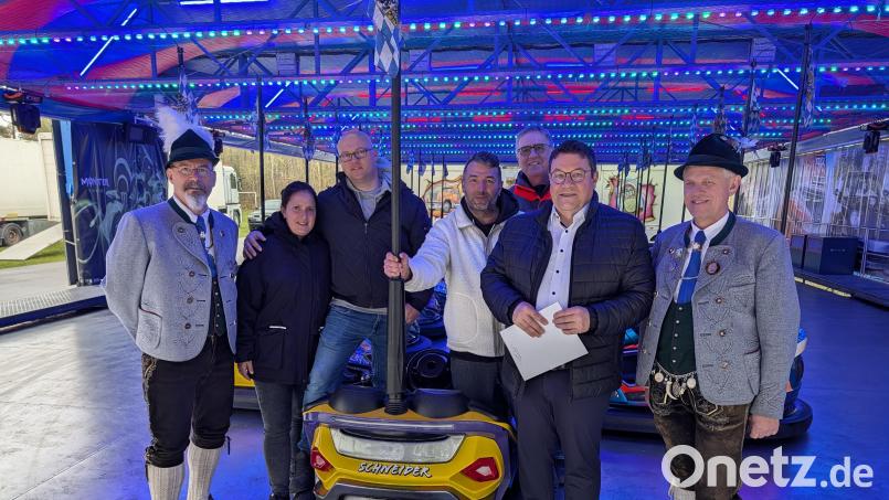 Stellvertretender "Almenrausch"-Vorsitzender Norbert Pfeffer, das Schaustellerpaar Schneider, Festwirt Daniel Feuerer, Bauhofleiter Volker Keil, Bürgermeister Thomas Falter und "Almenrausch"-Vorsitzender Manfred Hermann (von links) sind schon voller Vorfreude auf das Wackersdorfer Volksfest. Bild: Mario Bernhardt/VG Wackersdorf