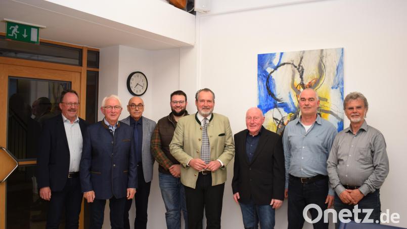 Für sieben Männer geht eine teils Jahrzehnte dauernde Zeit als Stadträte zu Ende. Bürgermeister Frank Zeitler würdigte ihre ehrenamtliche Tätigkeit zum Wohle der Stadt und seiner Bürger (von links) Josef Weber, Kurt Koppmann, Josef Püpner, Kilian Gradl, Bürgermeister Frank Zeitler, Helmut Ertl, Markus Götz und Albert Bruckner. Bild: bnr