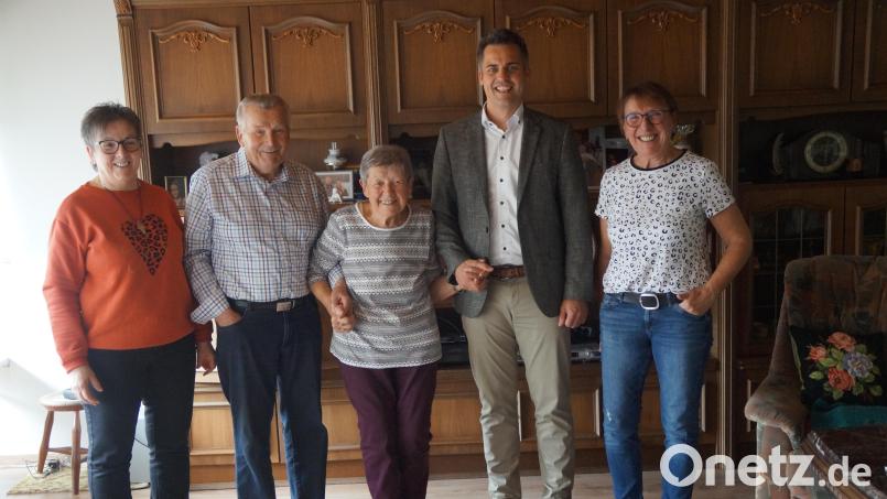 Anne und Siegfried Plößl (Dritte und Zweiter von links) feierten mit den Töchtern Anita und Rosmarie das seltene Fest der Eisernen Hochzeit. Bürgermeister Rudolf Teplitzky gratulierte. Bild: wel