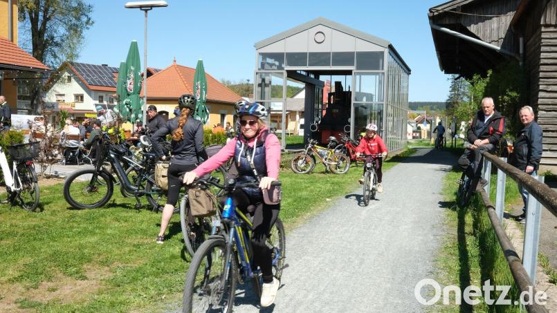 Sportlich oder gemütlich unterwegs: Beim Radlersonntag am 26. April gibt es am Bayerisch-Böhmischen Freundschaftsweg zwölf Einkehrstationen, wie hier am ehemaligen Bahnhof in Oberviechtach. Archivbild: Hirsch