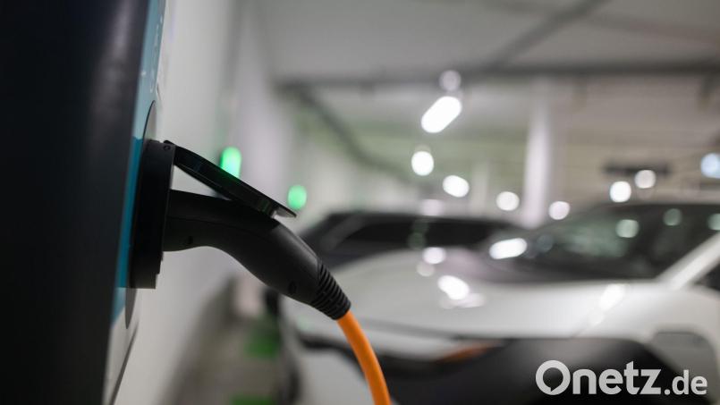 Die Bundesregierung bringt ein neues Förderprogramm für das Laden von E-Autos in Mehrfamilienhäusern an den Start Bild: Sebastian Gollnow/dpa