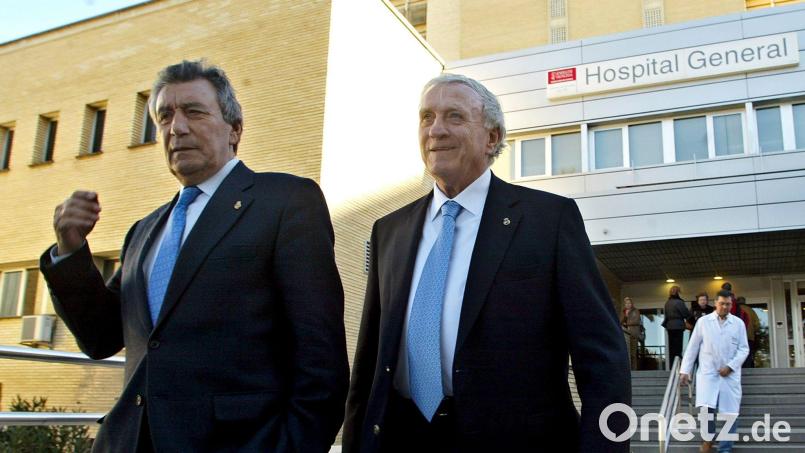 José Santamaría (r), hier mit Enrique Perez, war eine Club-Legende bei Real Madrid. (Archivbild) Bild: FERNANDO BUSTAMANTE/AP/dpa