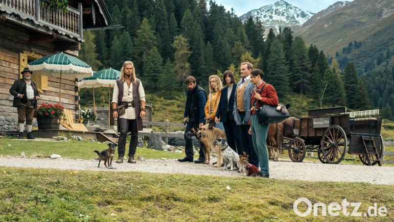 Rúrik Gíslason (v.l.n.r.), Kerim Waller, Anna Herrmann, Alexandra Maria Lara, Devid Striesow und Doga Gürer in einer Szene des Films „Eat Pray Bark – Therapie auf 4 Pfoten“. Bild: Stephan Rabold/Netflix/dpa