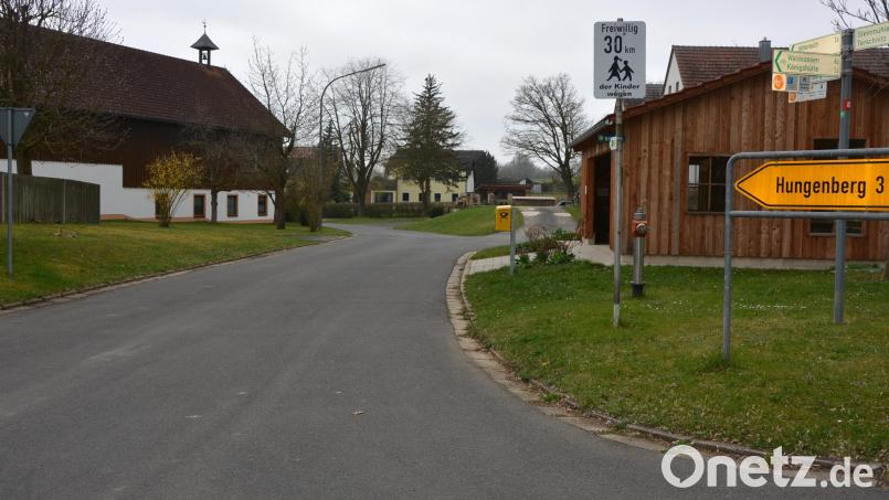 Vom Multifunktionsgebäude (rechts) bis zum Ortsrand in Richtung Kriegermühle wollen die Hofteicher eine Begrenzung auf 30 Kilometer pro Stunde. Nach dem Ortsrand soll Tempo 50 gelten. Bürgermeister Johann Burger will die Polizei zu Rate ziehen, ehe eine Entscheidung fällt. Bild: jr