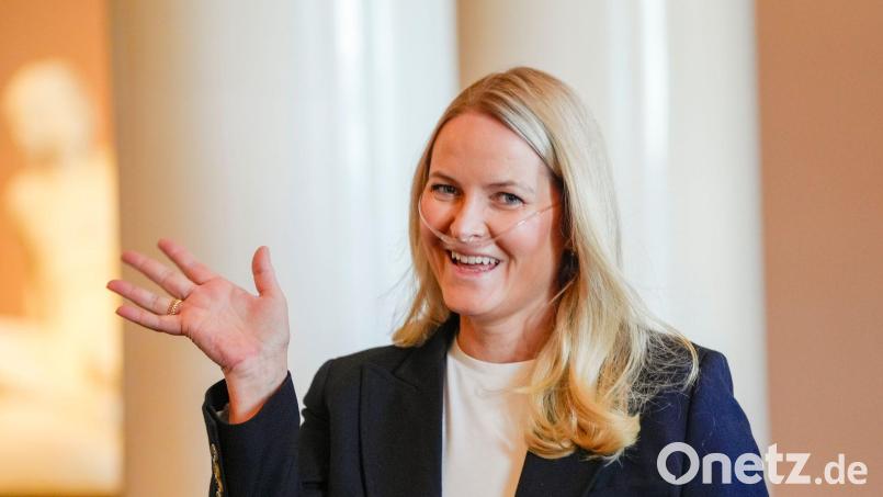 Vor kurzem trug Mette-Marit zum ersten Mal ein Sauerstoffgerät bei einem offiziellen Termin. (Archivbild) Bild: Lise Åserud/NTB Pool/dpa