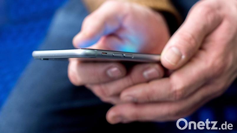 Das Smartphone ist ein ständiger Begleiter. Nicht selten werden damit auch Straftaten gefilmt – und öffentlich verbreitet. Das kann unter Umständen strafbar sein. Symbolbild: Hauke-Christian Dittrich/dpa