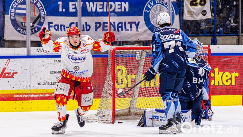 Jubel bei Jonas Fischer (links) über den Kaufbeurer Anschlusstreffer. In der neuen Folge "Powerplay" geht es um den vergebenen Matchpuck der Blue Devils Weiden. Bild: Werner Moller