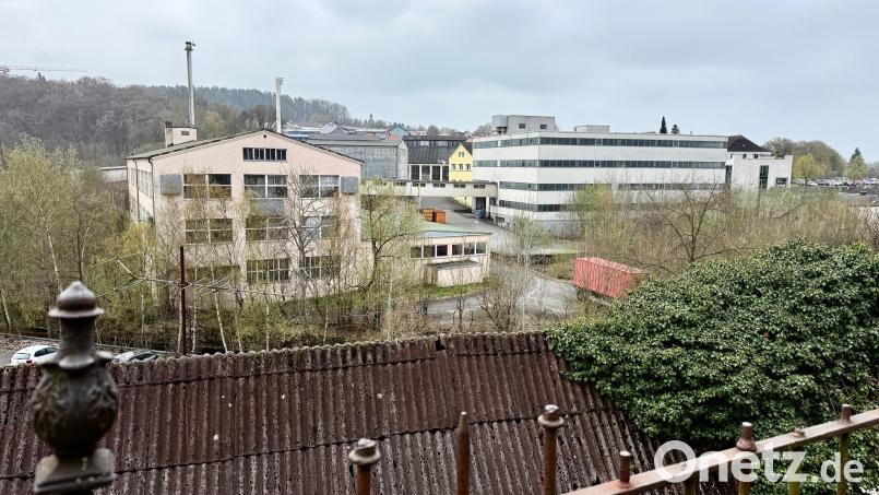 Wo heute keine Schlöte mehr rauchen, könnte mitten in Neustadt/WN Wohnraum entstehen. Die Firma Nachtmann möchte langfristig eine sinnvolle Nachnutzung ihres Fabrikgeländes. Bild: Gabi Schönberger