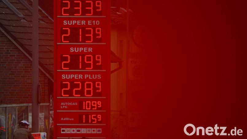 An der Tankstelle bekommen die Menschen die Folgen des Iran-Kriegs zu spüren. (Archivbild) Bild: Jonas Walzberg/dpa