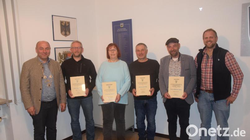 Bürgermeister Gerhard List (von links) verabschiedet die Markträte Marco Voit, Inge Österer, Gerd Hiltl und Markus Lukas zusammen mit zweiten Bürgermeister Adrian Blödt. Bild: fz