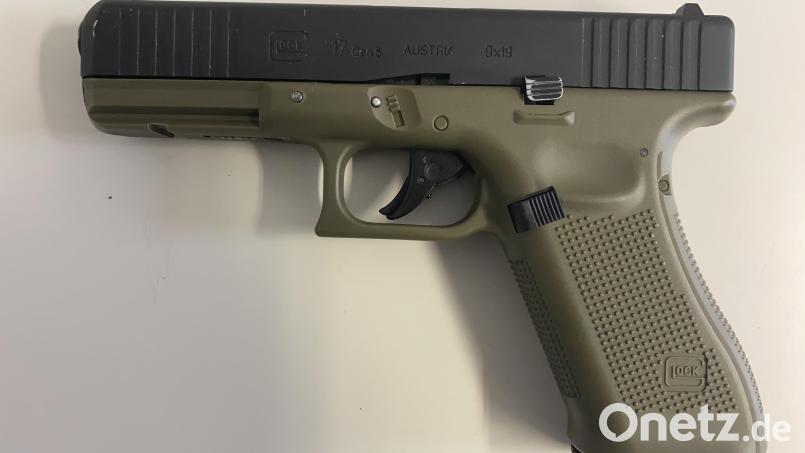Eine täuschend echt aussehende Soft-Air-Waffe entdeckte die Polizei bei einem Schwandorfer. Bild: Polizei Schwandorf