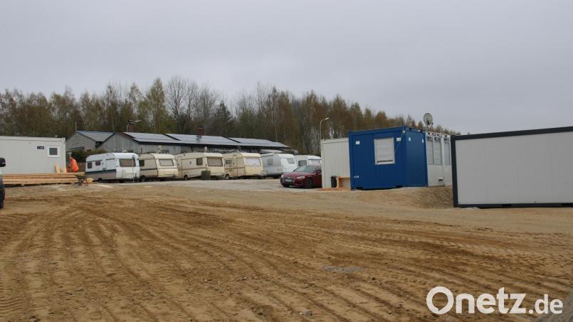 Auf dem Gelände rund um die ehemalige Container-Anlage des Landkreises Tirschenreuth zur Unterbringung von Flüchtlingen in Plößberg hat nun eine Firma, die am Bau der Stromtrasse Süd-Ost-Link beteiligt ist, ihr Lager aufgeschlagen. Bild: prh