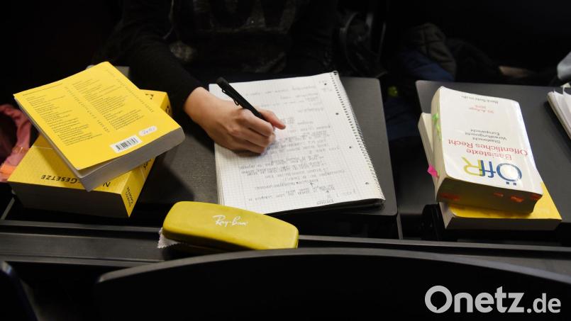 Wer Jura studieren will, muss bereit sein zu büffeln. (Symbolbild) Bild: Waltraud Grubitzsch/dpa