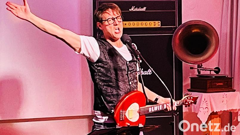 Bewie Bauer beeindruckte während seiner Bühnenshow mit rockigen Musikeinlagen und seinen Parodien die Gäste in der Kulturscheune Bild: Gerhard Krones