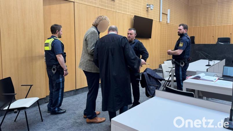 Damit hat der Angeklagte wahrscheinlich nicht gerechnet: Am ersten Verhandlungstag im Prozess um ein gefälschtes Testament am Landgericht Weiden, schickt Richter Markus Fillinger den Mann in Untersuchungshaft. Bild: Stefanie Tretter