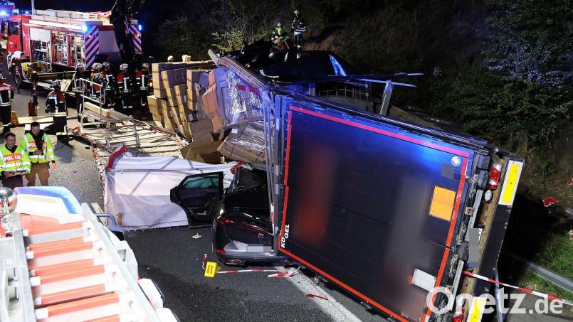Ein Mensch ist bei einem Unfall mit einem Lastwagen auf der A3 gestorben. Bild: Ralf Hettler/dpa