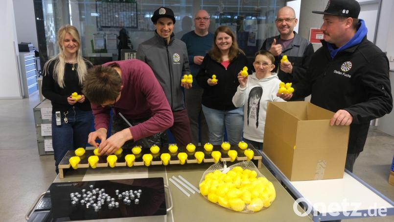 9000 neu beschaffte Plastikentchen wurden in den Jura-Werkstätten mit Muttern am Bauch renntauglich gemacht. Unter Betreuung von Tobias Huttner und Theresa Großer waren sechs Menschen mit Beeinträchtigung vier Wochen damit beschäftigt. Bild: Hubert Uschald