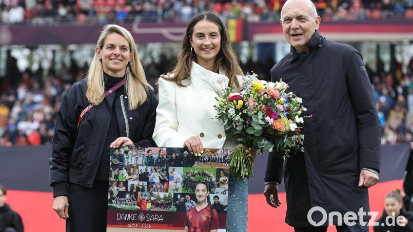 Ein emotionaler, aber schöner Abschied: Sara Däbritz (Mitte) beendet ihre Karriere für die Nationalmannschaft nach 111 Länderspielen. Bild: Sportfoto Zink / Daniel Marr