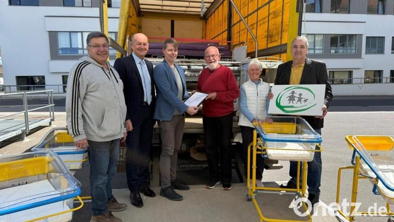 Theo Steuer übergibt KNO-Klinikdirektor Stephan Schumacher eine Dankurkunde für die Unterstützung ukrainischer Kinder mit medizinischem Material. Bild: Lissi Knipl-Zörkler, KNO