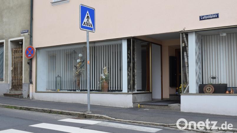 Ab Mai können in den linken Geschäftsräumen am Luitpoldplatz 1 Blumensträuße, Schnittblumen, Topfblumen sowie Geschenke- und Dekoartikel gekauft werden - und zwar rund um die Uhr. In der Tirschenreuther Altstadt eröffnet Gramsch aus Marktredwitz seinen vierten 24/7-Blumenladen zur Selbstbedienung. Bild: szl
