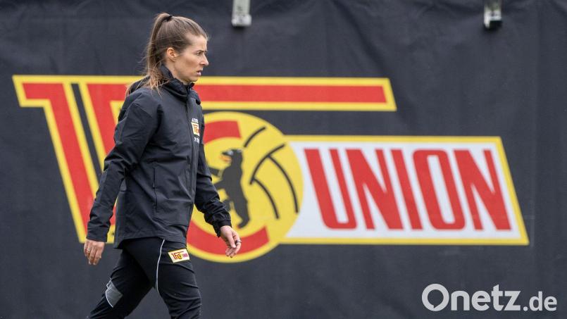 Marie-Louise Eta leitet das Training beim 1. FC Union Berlin. Bild: Matthias Koch/dpa