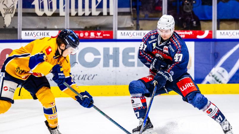 Charlie Jahnke (links) und Vladislav Filin tragen in der kommenden Spielzeit gemeinsam das Trikot der Blue Devils Weiden. Bild: Tobias Neubert