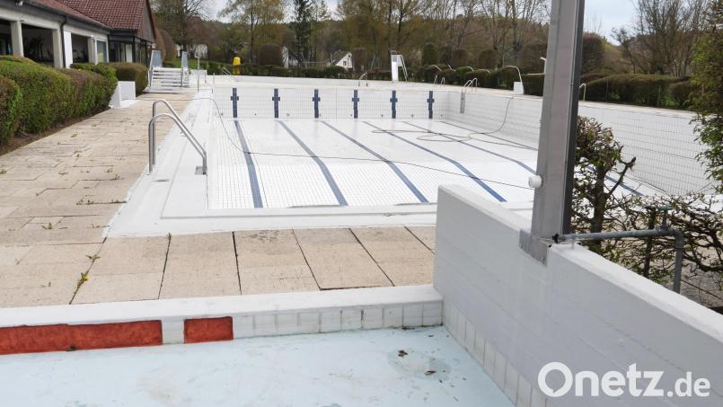 Noch ist das Schwimmerbecken im Illschwanger Freibad leer. Doch die Vorbereitungsarbeiten für die neue Saison haben begonnen. Der Start ist für Mitte Mai geplant. Aufgrund der noch offenen Finanzierungsfragen wird es mit dem Beginn der Arbeiten für die umfassende Sanierung heuer nichts mehr werden. Bild: Norbert Weis