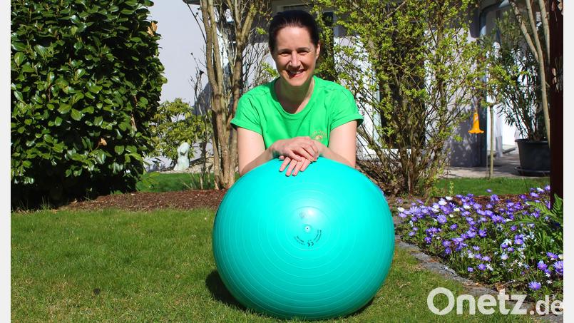 Physiotherapeutin Heike Lautner zeigt effektive Übungen mit dem Gymnastikball. Bild: Evi Wagner