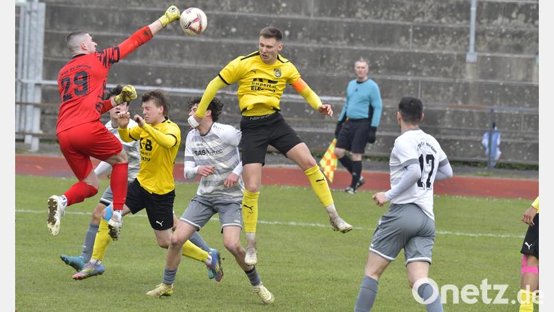 Hoch hinaus: Für Ambergs Kapitän Mario Schmien (Mitte) geht's am Samstag gegen Verfolger SV Hahnbach und um wichtige Punkte im Titelkampf. Bild: Hubert Ziegler