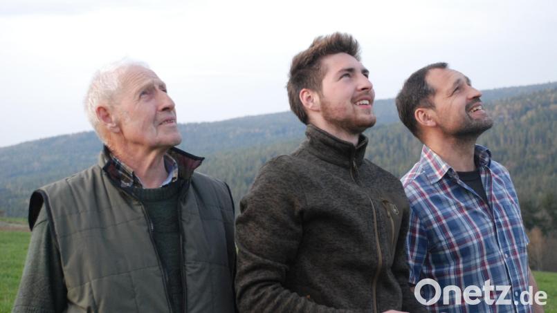 Gespannt verfolgen Ludwig, Christoph und Matthias Lorenz (von links) die Bahnen der Drohne am Himmel. Bild: cvl