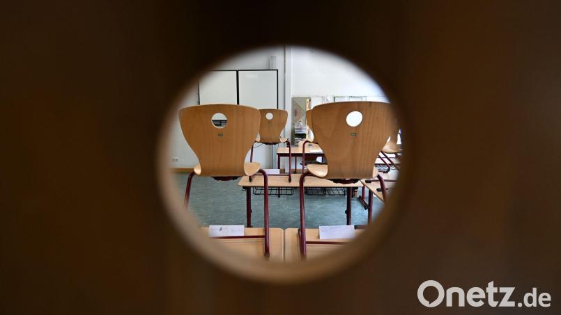 Nach dem Abbruch einer Projektwoche an einer Oberschule in der sächsischen Lausitz ermittelt die Polizei, ob im Klassenzimmer strafbare pornografische Inhalte gezeigt wurden. (Symbolbild) Bild: Arne Dedert/dpa