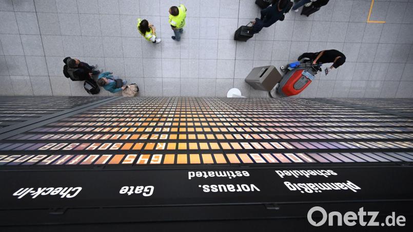 Auf der Anzeigentafel am Münchner Flughafen stehen heute viele annullierte Flüge. (Symbolbild) Bild: Felix Hörhager/dpa