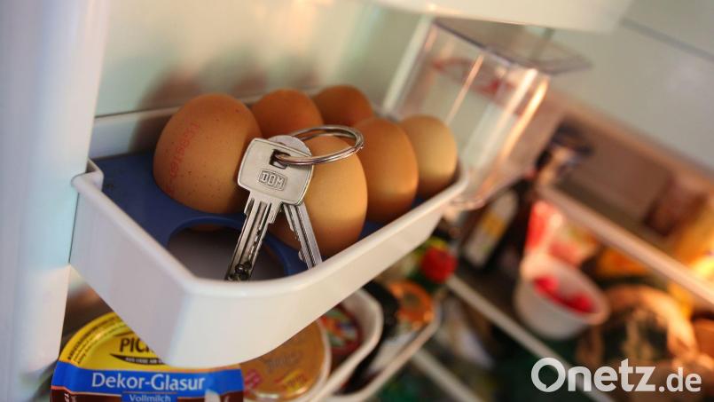 Schlüssel im Kühlschrank? Betroffene einer Demenz neigen dazu, Gegenstände an ungewöhnlichen Stellen zu verlegen. Bild: Karl-Josef Hildenbrand/dpa/dpa-tmn