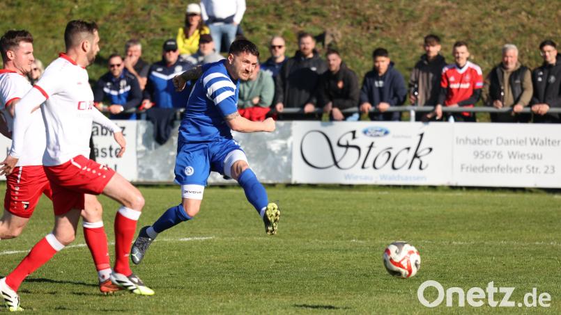 Cengiz Izmire (rechts, Szene aus der Partie in Trabitz) und der SV 08 Auerbach empfangen am Sonntag den TSV Eslarn. Bild: Dieter Jäschke