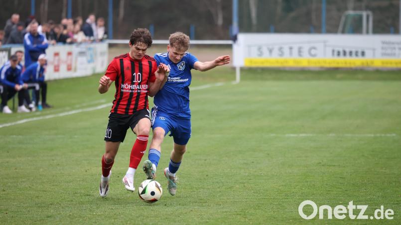 Nach dem Abstiegskandidaten SV Etzenricht (blau) wartet auf Torsten Hofbauer und den SC Luhe-Wildenau mit Roding das nächste Kellerkind. Bild: Dieter Jäschke