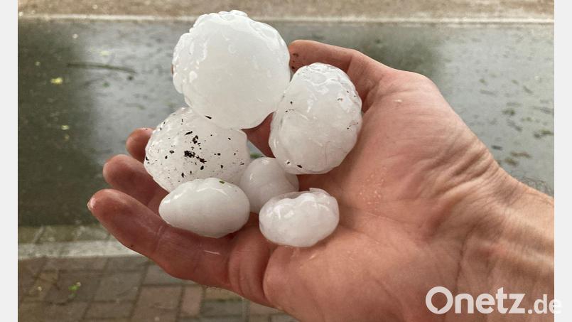 Je größer die Hagelkörner, desto größer die Gefahr. Hier Eisbälle, die im Juni 2023 in der oberbayerischen Ortschaft Valley niedergingen. (Archivbild) Bild: Elke Richter/dpa
