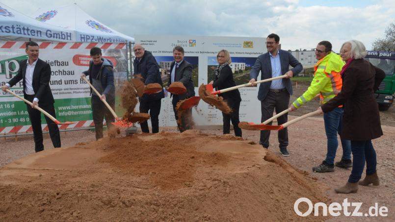 Spatenstich zur Errichtung von 24 Wohnplätzen für Menschen mit Behinderung Hinterm Rangierbahnhof. Von links: HPZ-Vorstandsvorsitzender Christian Stadler, Johannes Brandl, Bürgermeister Lothar Höher, gewählter Oberbürgermeister Benjamin Zeitler, HPZ-Aufsichtsratsvorsitzende Birgit Reil, Architekt Michael Naumann, Bauleiter Maximilian Hotek und die Leiterin für Sozialplanung, Anna Mages. Bild: Kunz