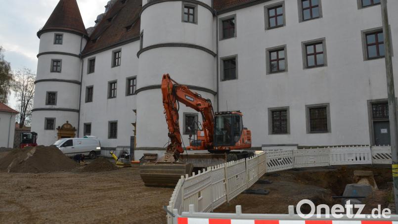 Arbeiter der Josef Hartinger Tiefbau GmbH aus Kleinschwand sind rund um das Schloss damit beschäftigt, die Regenwasserableitung und die Kanalarbeiten zu ertüchtigen. Bild: dob