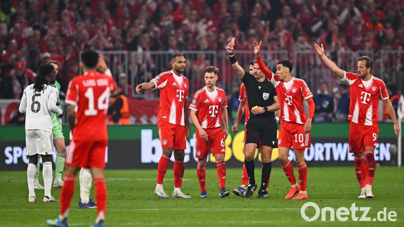 Die Schlüsselszene: Schiedsrichter Slavko Vinčić zeigt Reals Eduardo Camavinga (l) Gelb-Rot. Bild: Tom Weller/dpa