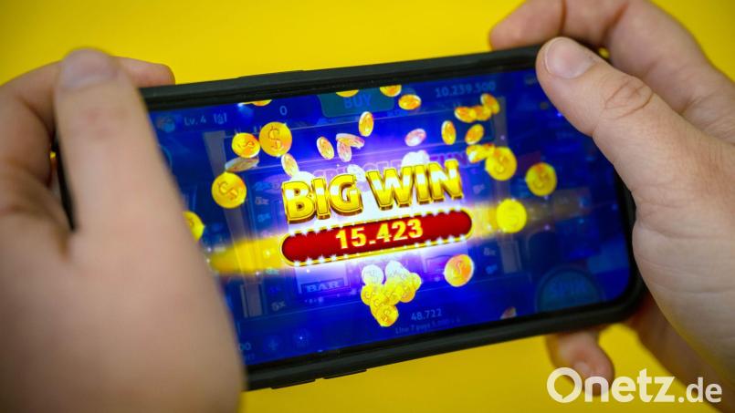 Seit 2021 können Online-Glücksspiele in Deutschland erlaubt werden. (Symbolbild) Bild: Sina Schuldt/dpa