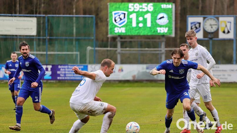 An die Leistung beim 2:1-Erfolg gegen favorisierte Gäste aus Bogen am Karsamstag will der SV Etzenricht (blaue Trikots) am Samstag gegen Tegernheim anknüpfen. Bild: Rudolf Walberer