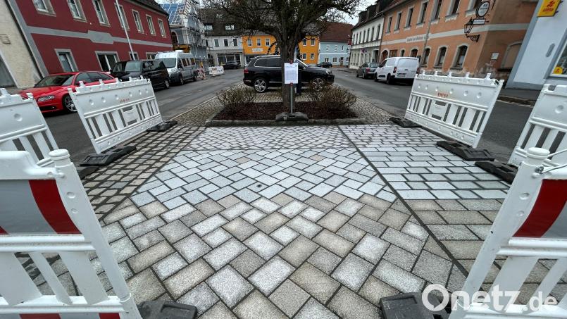 Die Musterfläche am Stadtplatz in Pleystein ist schon gelegt. Die Sanierung des Stadtkerns wird aber trotz einer satten Förderung in Höhe von 90 Prozent heuer noch nicht starten. Bild: ck